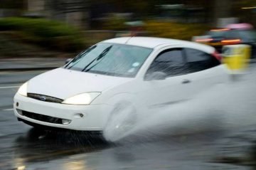 Kas yra akvaplanavimas? Patarimai vairuotojams esant šlapiai kelio dangai kas yra akplanavimas